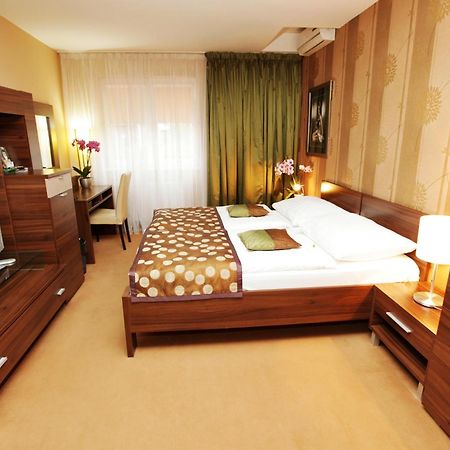 City Hotel Nitra With Free Parking Стая снимка