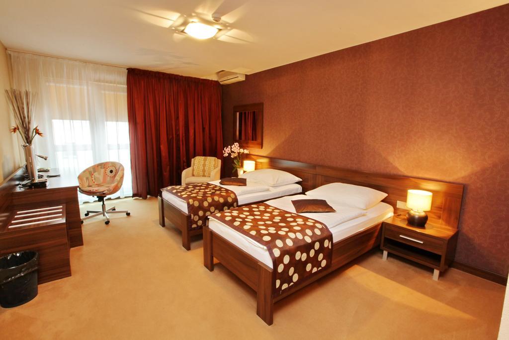 City Hotel Nitra With Free Parking Стая снимка