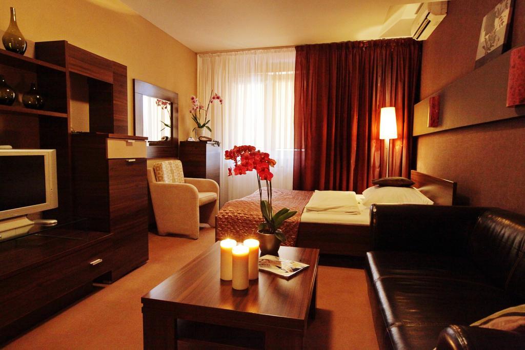 City Hotel Nitra With Free Parking Стая снимка