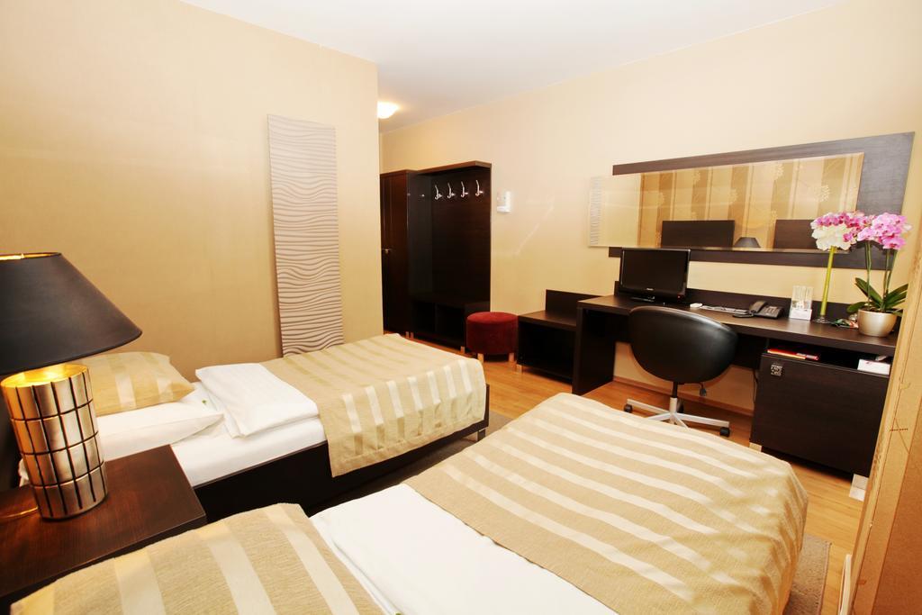 City Hotel Nitra With Free Parking Стая снимка