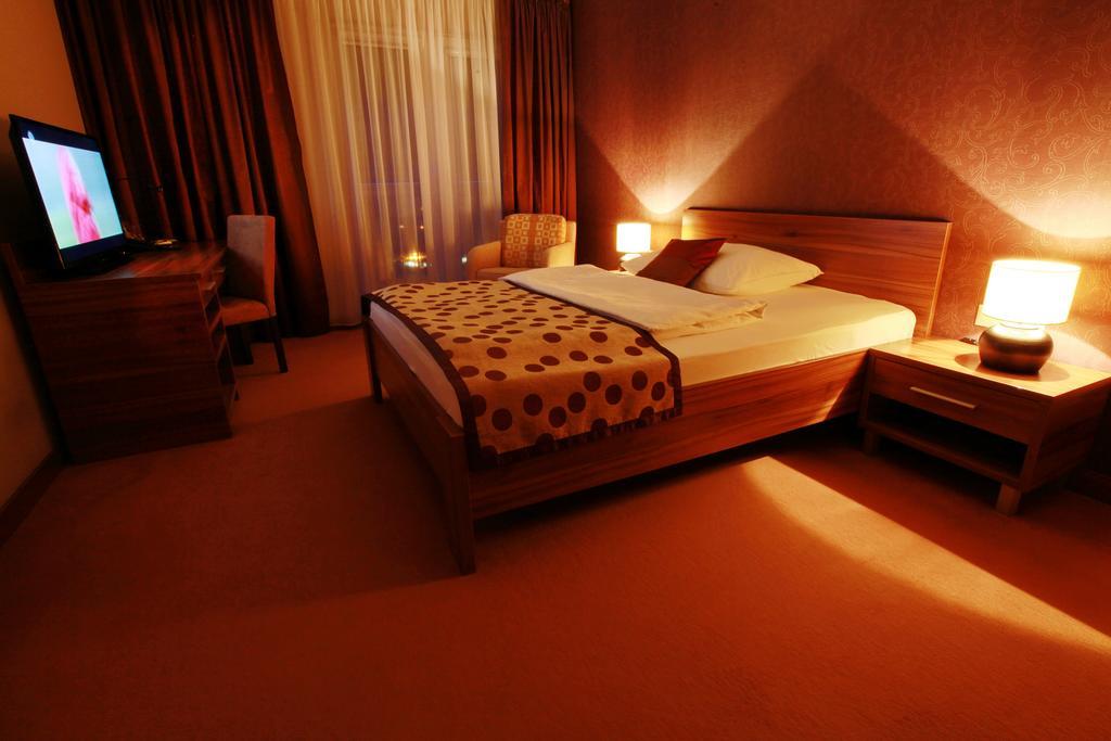 City Hotel Nitra With Free Parking Стая снимка